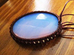 How to Make a Macrame Bezel for a Cabochon - The Beading Gem's Journal Cabochon Tutorial, Free Jewellery Making Tutorials, Macrame Tutorials, Wire Wrapping Stones, Micro Macramé, Macrame Tutorial, Macrame Necklace, Micro Macrame, Jewelry Making Tutorials