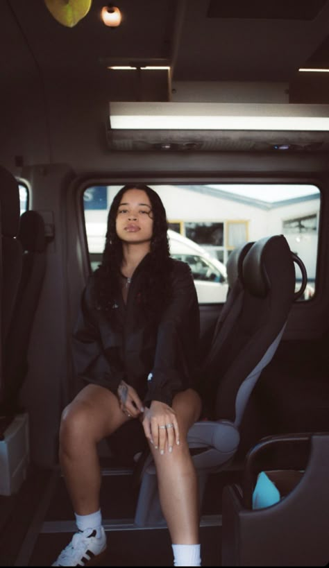 Ella Mai Wallpaper Iphone, Ella Mai Pfp, Ella Mai Outfits, Ella Mai Aesthetic, Ella Mai Wallpaper, Black Women Celebrities, Ella Mai, Female Rappers, Woman Crush