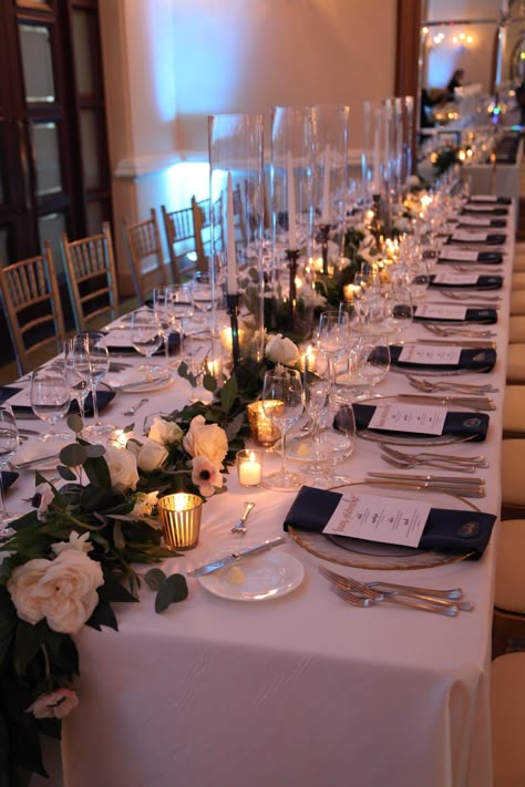 Formal Dinner Party Table Decor, Classy Table Decor, White And Gold Wedding Themes, Banquet Centerpieces, Black And White Wedding Theme, Banquet Ideas, Indoor Wedding Receptions, Wedding Table Designs, Dinner Party Decorations