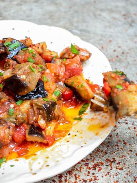 Turkish aubergine in tomato sauce (Soslu patlıcan) - recipe / A kitchen in Istanbul Turkish Meatballs, Aubergine Recipe, Turkish Kitchen, Eastern Cuisine, God Mat, Eggplant Recipes, Middle Eastern Recipes, Turkish Recipes, Fruit And Veg