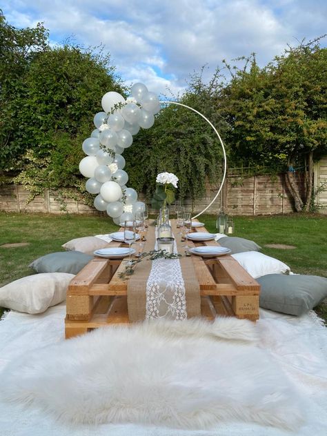 Garden Balloon Decor, Balloon Arch With Pallets, Palette Decoration Party, Balloon Table Arch Decoration, Simple Outdoor Birthday Decorations, Outdoor Birthday Decor, Birthday Decoration At Beach, Pallet Table Picnic Party, Disco Picnic