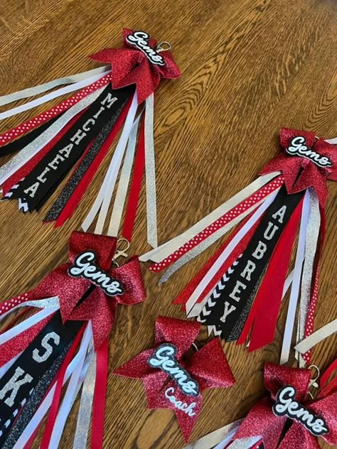 Cheer Mom Keychain, Diy Cheer Bow Keychain, Cute Cheer Goodie Bags, Cheer Team Bonding Crafts, Cheer Meet And Greet Ideas, Cheer Ribbon Keychain Diy, Cheer Backpack Ideas, Cheer Squad Gifts Diy, Homecoming Cheer Gifts