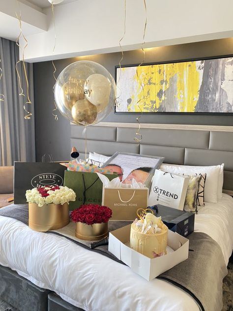 Luxury Presents, Happy Birthday Steve, Balloons Flowers, Luxury Birthday Gifts, Birthday Room Decorations, Birthday Goals, Mode Rose, Flowers And Gifts, Luxury Birthday