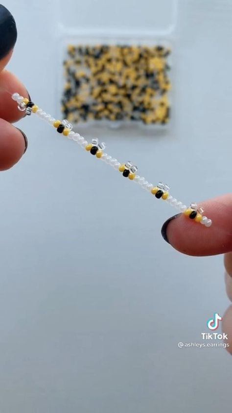 Bee Bracelet Diy, How To Make A Bee Bracelet, Bumble Bee Bracelet, Bee Bracelet Beads, Bee Bead Pattern, Seed Bead Bracelet Tutorial For Beginners, Bee Beaded Ring, Letter Bracelet Beads Ideas Aesthetic, Bee Beaded Necklace