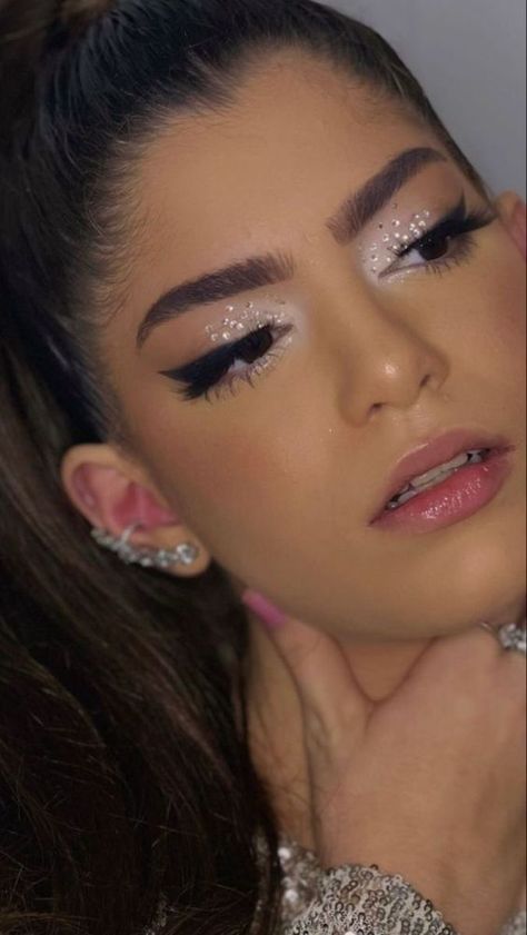 Glam Makeup For White Dress, Makeup For White Dress, Best Makeup Sets, July Makeup, Holographic Makeup, Concert Makeup, Punk Makeup, Prom Makeup Looks, Eye Makeup Styles