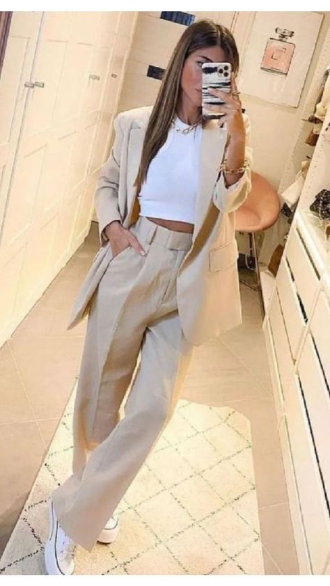 Aesthetic Lawyer, Look Working Girl, Lawyer Fashion, Chic Aesthetic, Outfit Mujer, Beige Pants, Elegante Casual, Event Outfit, Girl Needs