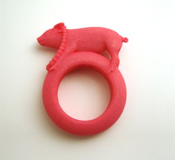 miss piggy nylon printed 3D ring Ted Noten, 3d Rings, Pig Bracelet, Art Jewelry Ring, Colourful Jewellery, Funny Jewelry, Wearable Art Jewelry, 3d Printed Jewelry, Laser Cut Jewelry