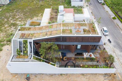 House of One Piece / 85 Design,Courtesy of To Huu Dung Vegetable Garden Rooftop, Rooftop Food Garden, Rooftop Herb Garden, Human Environment, Exterior Stairs, Open Plan Living Room, Work Room, Rooftop Garden, Eco Friendly House