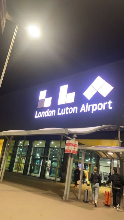 airport london London Airport Fake Story, Bloxburg Airport, London Airport Aesthetic, England Airport, London Airport Snapchat, Usa Airport, Cute Soccer Couples, Uk Airport, London Heathrow Airport Arrival