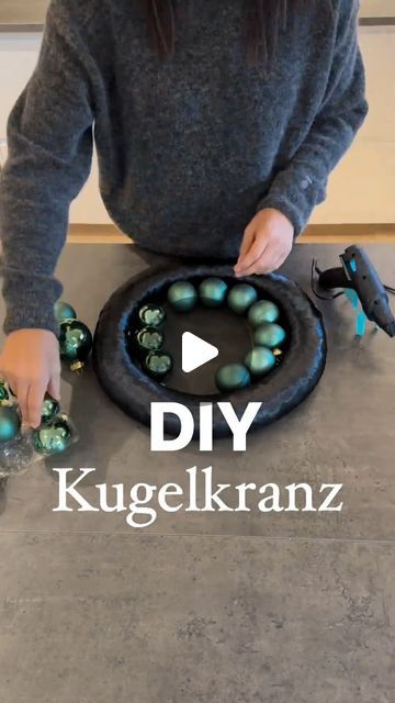 Eileen Wolff (Wohnidee24) on Instagram: "Do it yourself Kugelkranz. So schnell kann es gehen 🕰️ Besonders im Schnelldurchlauf 🤪 Ansonsten braucht man ca 1,5-2h für diesen Kranz. Materialien: Kranz aus Stroh Viele, viele Kugeln Heisskleber Schleifenband Einsatzbereiche: Liegender Kranz Wandkranz Adventskranz und sicherlich noch viel mehr. #adventskranz #dekokranz #diy #selbermachen #selfmade #interorforyou #dekorieren #wanddeko #weihnachtsdeko #weihnachtsschmuck #doityourself" Advent Diy Decoration, Instagram Do, Advent Diy, December 13, Christmas Treats, Do It Yourself, Xmas Decorations, Secret Santa, Happy Holidays