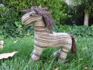 https://womantalk.wordpress.com/2009/07/01/how-to-knit-a-horse/ pattern and instructions Knitted Horse, Unicorn Knitting Pattern, Knitted Toys Free Patterns, Little Cotton Rabbits, Animal Knitting Patterns, Knitting Patterns Toys, Horse Pattern, Knitted Animals, Knitted Wit