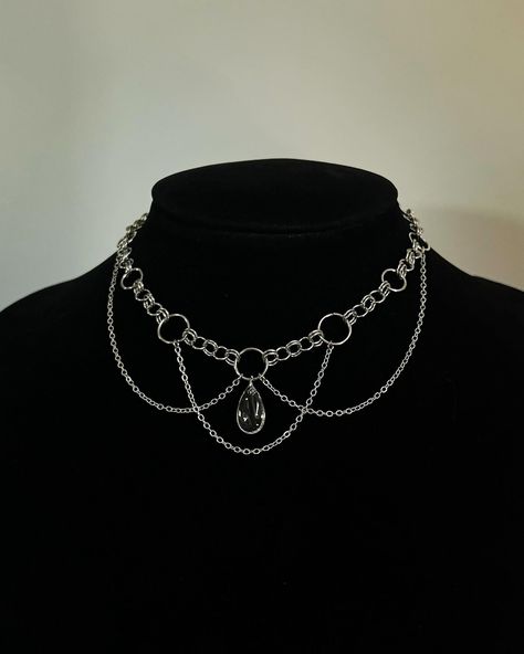 rain drop⛓️ A bold yet delicate necklace dm or etsy (link in bio) for more information ! #chainmaillejewelry #gothjewerly #trendyjewerly #silverjewerly #handmadewithlove #whimsical #smallbusinesssupport #etsyjewelry #grungejewerly #alternativestyle #darkjewelry #alternativejewellery #alternativejewelry #statementjewelry #statementnecklace #gothicjewelry #bijouxfaitmain #bijouxfantaisie Diy Goth Jewelry, Chain Maille Necklace, Collars Diy, Dark Jewelry, Goth Necklace, Diy Jewelry Unique, Diy Jewelry Inspiration, Alternative Jewelry, Chain Maille Jewelry