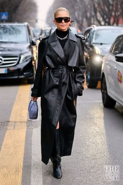 Womens All Black Outfit Street Style, Urban Dramatic Style, Leather Trench Coat Street Style, Long Leather Coat Outfit, Black Leather Trench Coat Outfit, Leather Trench Outfit, Long Leather Jacket Outfit, Leather Trench Coat Outfit, Paris Fall Outfits