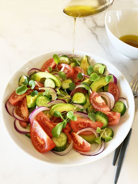 Cuban Salad Cuban Salad, Side Salad Recipes, Mini Cucumbers, Lunch Bowl, Tomato Salad, Side Salad, Grilled Meat, Vegetarian Dishes, Red Onion