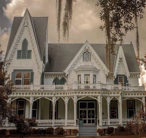 Southern Victorian Homes, Gothic Aesthetic Victorian, Southern Gothic House, Architecture Victorian, Bayou House, Houma Louisiana, Gingerbread Trim, Louisiana Plantations, Historical Homes