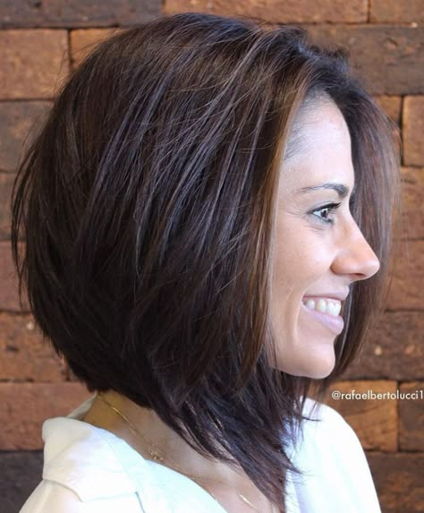 Angled Choppy Bob For Thick Hair Choppy Bob For Thick Hair, Angled Bob Hairstyles, Inverted Bob Hairstyles, Thick Wavy Hair, Bob Hairstyles For Thick, Wavy Bob Hairstyles, Choppy Bob Hairstyles, Short Hairstyles For Thick Hair, Makijaż Smokey Eye