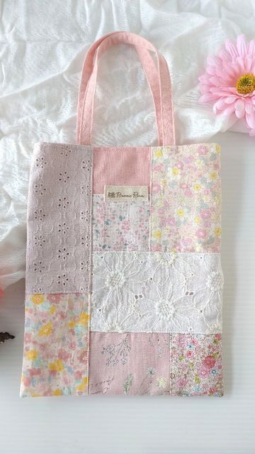 Pink Quilted Tote Bag, Shabby Chic Bags, Tote Bag Sewing, Diy Sy, Pink Patchwork, Handmade Fabric Bags, Handmade Tote Bag, Patchwork Sewing, Sewing Machine Projects