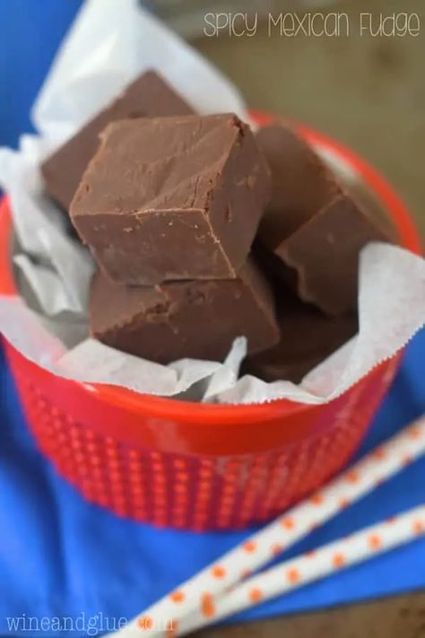 Spicy Mexican Chocolate Fudge - Simple Joy Mexican Fudge, Nutella Fudge, Fudge Recipes Chocolate, Christmas Fudge, Mexican Chocolate, Fudge Recipes Easy, Fudge Easy, Mexican Dessert, Fudge Recipe