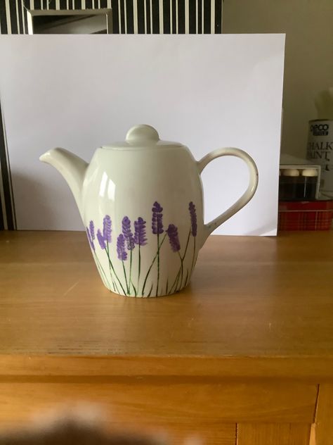 Painted this little white teapot with acrylic paint with lavender flowers Painted Teapot Ideas, Pottery Painting Teapot, Teapot Painting Ideas, Easy Ceramic Painting Ideas, Lavender Paint, Painted Teapot, Diy Pottery Painting, Cute Teapot, Painted Pottery