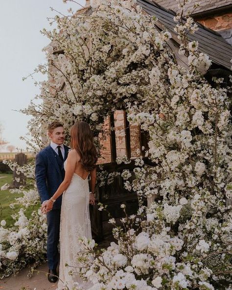 Dewsall Court | Wedding Venue on Instagram: "This week’s #FridayFlowers goes to this breathtaking and, quite frankly, blooming beauty of a flower arch created by the fabulous @libertylaneflowers. We were blown away by its elegance and delicate charm! 🕊 It was fourth time lucky for this dreamy duo, Bex and Chris, but oh, it was worth the wait. With glorious sunshine, spectacular Dewsall sunsets and family and friends from across the globe - it really was the most unforgettable occasion. 📸 @maja Herefordshire Countryside, Backdrop Arches, Unique Ideas For Wedding, Cliveden House, Rain Room, Jewelled Headpiece, Floral Arch Wedding, Wedding Setup, Court Wedding