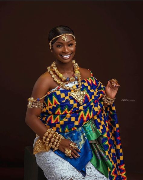 Ashanti Traditional Clothing, Ghanaian Cloth Styles, Tanzania Traditional Clothes, Ghana Photoshoot, Kente Photoshoot, Akan Tribe, Ghana Independence, Ghana Clothes, Ghana Culture