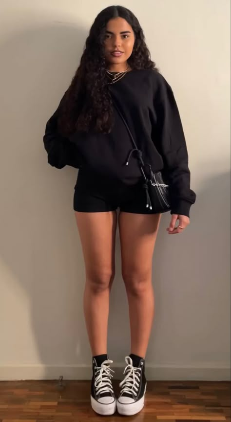 Converse Outfit Summer, Converse Haute, Black Platform Converse, Platform Outfit, High Top Converse Outfits, Converse Outfits, Short Noir, Platform Converse, Black Crossbody Bag