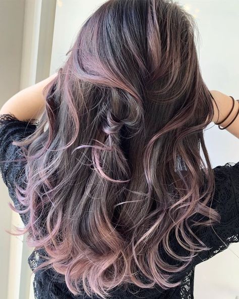 Dusty Pink Highlights Black Hair, Pink Babylights On Dark Hair, Colors To Dye Dark Brown Hair, Black To Pink Balayage, Dark Brown With Pink Highlights, Black Pink Hair Color, Hair Color Ideas For Dark Brown Hair, Black Hair With Pink Highlights, Pink Highlights In Brown Hair