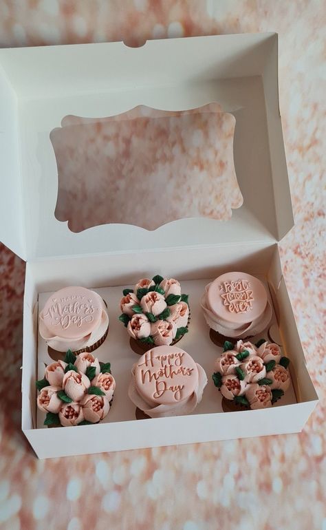 Mother’s Day Baked Treats, Cupcake For Mother's Day, Cupcakes For Mother's Day, Mother’s Day Bento Cake With Cupcakes, Mothers Day Pastries, Mothers Day Bento Cake Design, Mother’s Day Baked Gifts, Mother’s Day Gift Ideas Dessert, Mother S Day Cupcakes