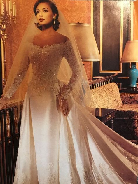 Wedding Dresses That Look Like Art, Ethereal Wedding Dress Aesthetic, Coco Chanel Wedding Dress, Older Lady Wedding Dress, Wedding Dresses Black Women Classy, Lace Timeless Wedding Dress, Wedding Dresses Lana Del Rey, Lana Del Rey Wedding Dress Aesthetic, 1940 Wedding Dress Vintage