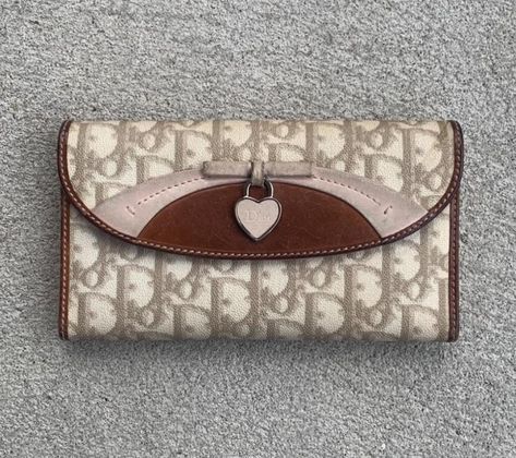 Brown Dior Aesthetic, Aesthetic Wallet Vintage, Dior Romantique Bag, Wallet Coquette, Cute Wallet Aesthetic, Wallets Aesthetic, Pretty Wallet, Aesthetic Wallet, Dream Purse