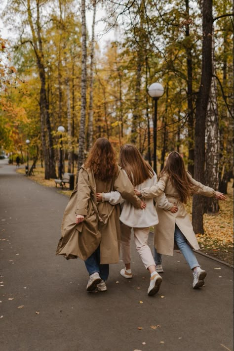 Friendship Photography Aesthetic, Autumn Friends Photoshoot, Fall Photos Friends, 3 Friends Photoshoot Aesthetic, Friends Autumn Aesthetic, 3 Friends Photoshoot Poses, Fall Friends Aesthetic, Fall Photoshoot Friends, Mother Day Photo