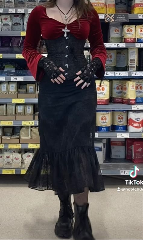 Trad Vampire Goth, Vampire Cosplay Aesthetic, Dark Vampire Aesthetic Outfit, Modest Gothic Fashion, Black Alternative Dress, Alternative Fashion Inspiration, Romantic Vampire Outfits, Vampire Outfit Inspiration, Y2k Vampire Outfit