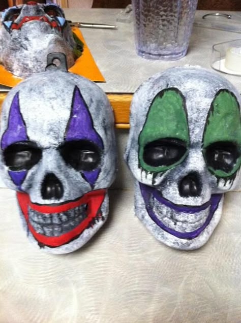 Scary Clown Yard Decorations, Scary Carnival Decorations Diy, Haunted Carnival Decorations, Creepy Carnival Decorations Diy, Painting Skulls, Clown Skeleton, Skeleton Clown, Modern Bedroom Wall Art, Clowns Halloween Decorations