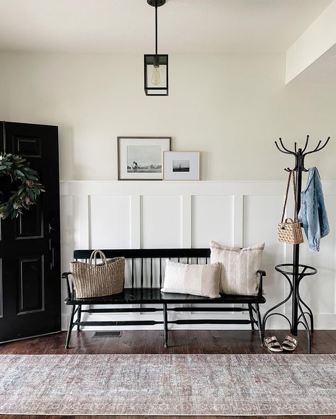 White Bench Entryway, Entry Coat Rack, Entryway Styling, Hallway Mudroom, Foyer Bench, Creating An Entryway, Ikea Entryway, Entryway Style, Entryway Coat Rack