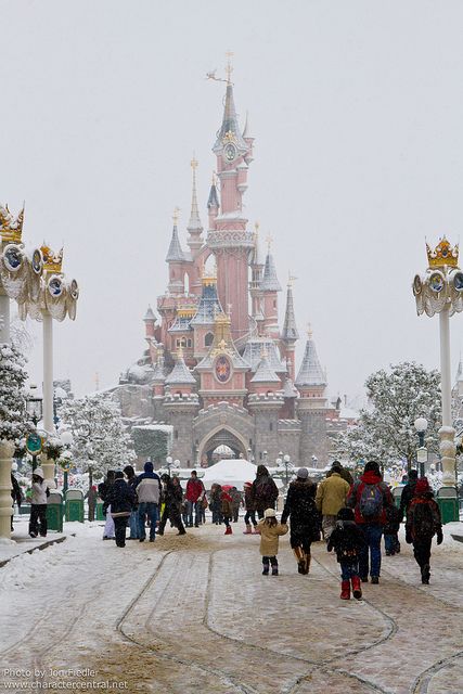 #Disneyland Paris. A Snow covered Sleeping Beauty Castle #DLRP #DLP #Disney 'Le Château de la Belle au Bois Dormant' Disney Place, Disneyland Paris Christmas, Disneyland Paris Castle, Disney Castles, Disneyland World, Paris Winter, Disney Pics, Disney Paris, Caribbean Beach