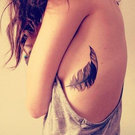 small feather rib tattoo Feather Rib Tattoos, Girl Rib Tattoos, Small Feather Tattoo, Ephemeral Tattoo, Fern Tattoo, Feather Tattoo Design, Side Tattoos, Feather Tattoo, Tattoo Feminina