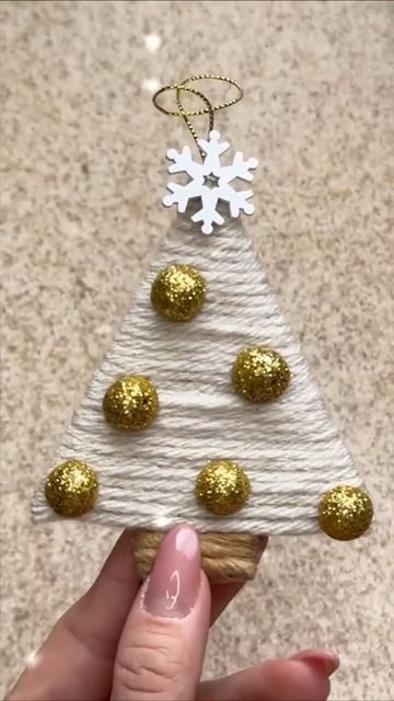 Wool Christmas Tree, Kid Friendly Crafts, Diy Christmas Tree Ornaments, Handcrafted Decor, Xmas Tree Decorations, Kids' Crafts, Instagram Diy, Wool Crafts, Cardboard Crafts