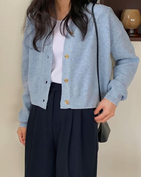 Light Blue Cardigan Outfit Aesthetic, Blue Cardigan Outfit Aesthetic, Blue Korean Outfit, Blue Cardigan Outfit, Cardigan Outfit Aesthetic, Cardigan Outfit, Korean Casual Outfits, Sweater Outfit, Everyday Fashion Outfits