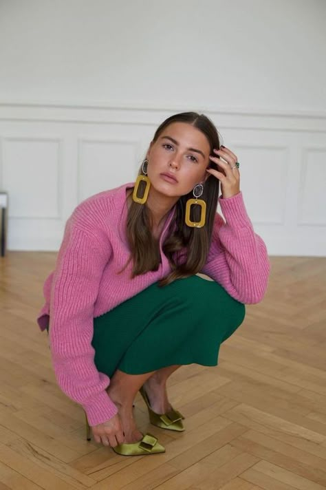 GUIDA ALLE TAGLIE ZARA E HM Rok Outfit, Paris Mode, 2020 Fashion Trends, Looks Street Style, Mode Inspo, Green Shoes, 가을 패션, Green Skirt, Colourful Outfits