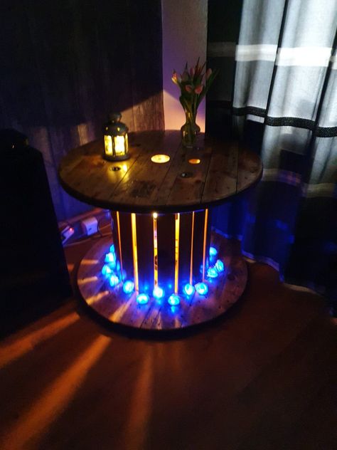 Cable Wheel Table, Table Made From Spool Cable Reel, Cable Reel Table Outdoor, Cable Reel Ideas, Cable Reel Table, Spool Projects, Wire Spool Tables, Wooden Spool Tables, Spool Table