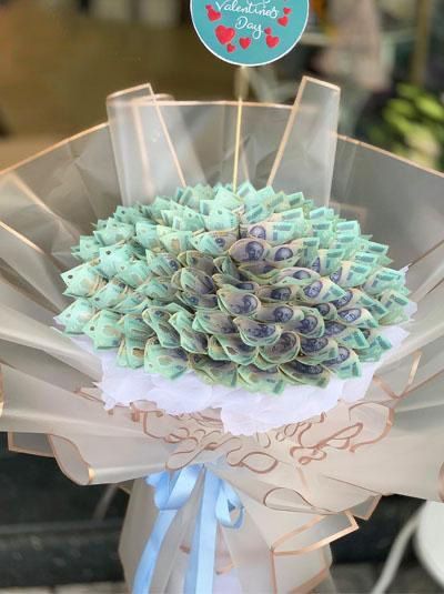 Money Creation, Origami Money, Contemporary Flower Arrangements, Money Flowers, Money Bouquet, Boquette Flowers, Flower Cart, Simple Gift Wrapping, Kraf Diy