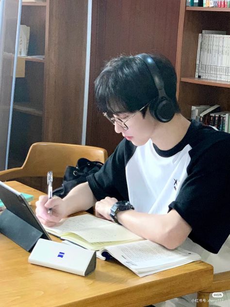 Ulzzang Belajar, Guy Studying, Men Studying Aesthetic, Introvert Boy Aesthetic, Yn Pictures Studying, Ulzzang Studying, Nerdy Asian Guy, Ulzzang Study Aesthetic, Ulzzang Couple Study Together