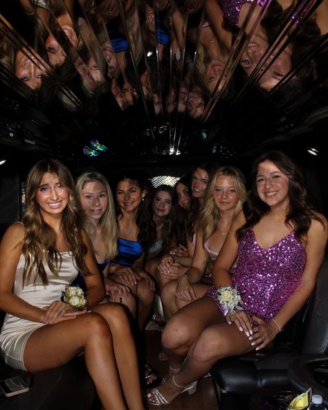 Limo Pics With Friends, Limo Photoshoot Ideas, Prom Pic Inspo Group, Prom Limo Pictures, Aesthetic Homecoming Pictures, Limo Aesthetics, Limo Pictures, Limo Aesthetic, Limo Pics