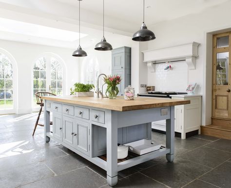 Chalon Kitchen, Kitchen Floor Tile Design, Modern Country Kitchens, Shaker Kitchens, Floor Tiles Design, Extension Ideas, Country Style Kitchen, Shaker Kitchen, Kitchen Floor Tile