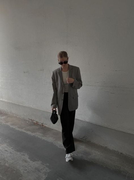 Gray Blazer Outfit, Gray Blazer Outfit Women, Grey Blazer Outfit, Photo Ideas Aesthetic, Minimal Art Design, Casual Work Outfits Women, Blazer Outfits For Women, Gray Blazer, Modest Fits