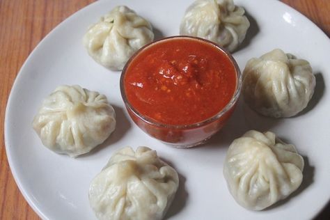 Steamed Momos, Veg Momos, Momos Recipe, Dim Sum Recipes, Chutney Recipes, Chilli Sauce, Indian Cooking, Dim Sum, Easy Healthy Recipes