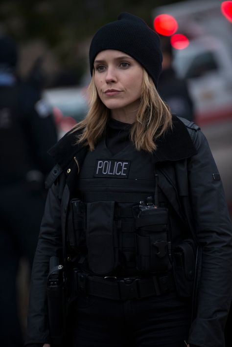 Chicago P.D. Blonde Police Woman, Sophia Bush Chicago, Women Police Officers, Erin Lindsay, Dresden Files, Female Detective, Detective Aesthetic, Female Cop, Chicago Shows