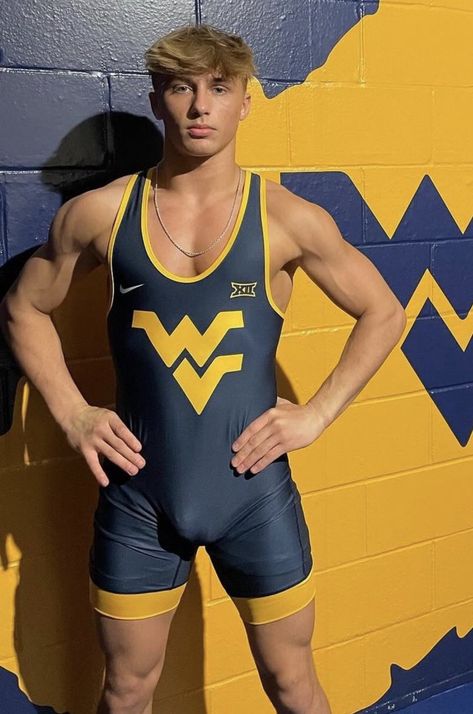 Athletic Physique Men, College Wrestling, Wrestling Outfits, Wrestling Singlet, Football Poses, Lycra Men, Mr Perfect, Funky Outfits, Men In Uniform