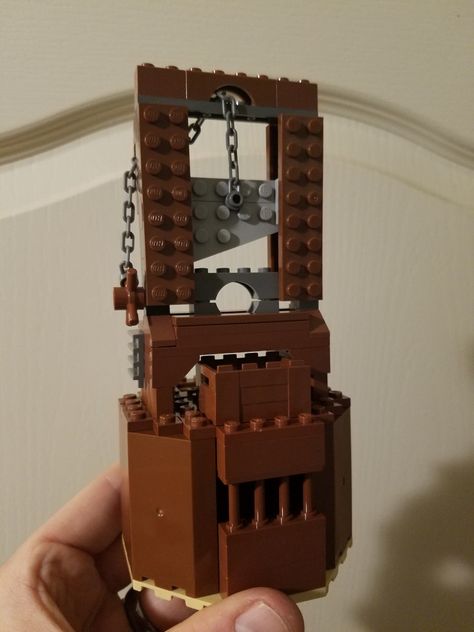 Lego guillotine with small jail underneath and stairway in the back. Lego Guillotine, Jail Ideas, Lego Designs, Castle Ideas, Lego Halloween, Lego Medieval, Lego Furniture, Toy Castle, Diy Lego