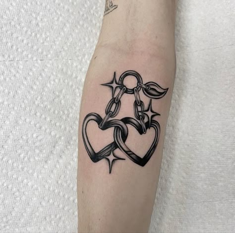 Traditional Blackwork, Gothic Heart Tattoo, Metalcore Tattoo, Traditional Tattoo Woman, Tattoo Old School, P Tattoo, La Tattoo, Chain Tattoo, Traditional Tattoo Inspiration